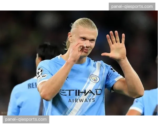 特写：点球时刻，诺伊尔与哈兰德的眼神对峙