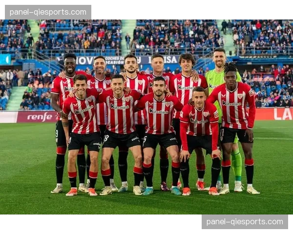 场边故事：两位分别身着皇马和巴萨球衣的老年球迷在看台友好合影