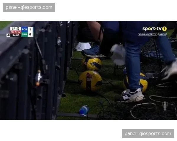 法甲“球童闪电战”：摩纳哥球童快速捡回皮球，帮助主队迅速开出边线球形成助攻