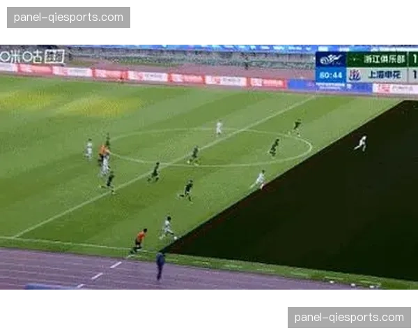 VAR长时间介入,判定上海申花进球前越位,引发主队球迷不满 VAR长时间介入,判定上海申花进球前越位,引发主队球迷不满